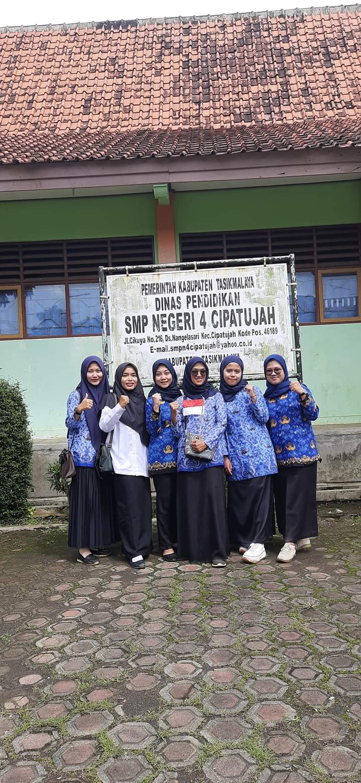 Halaman Depan Gedung Sekolah
