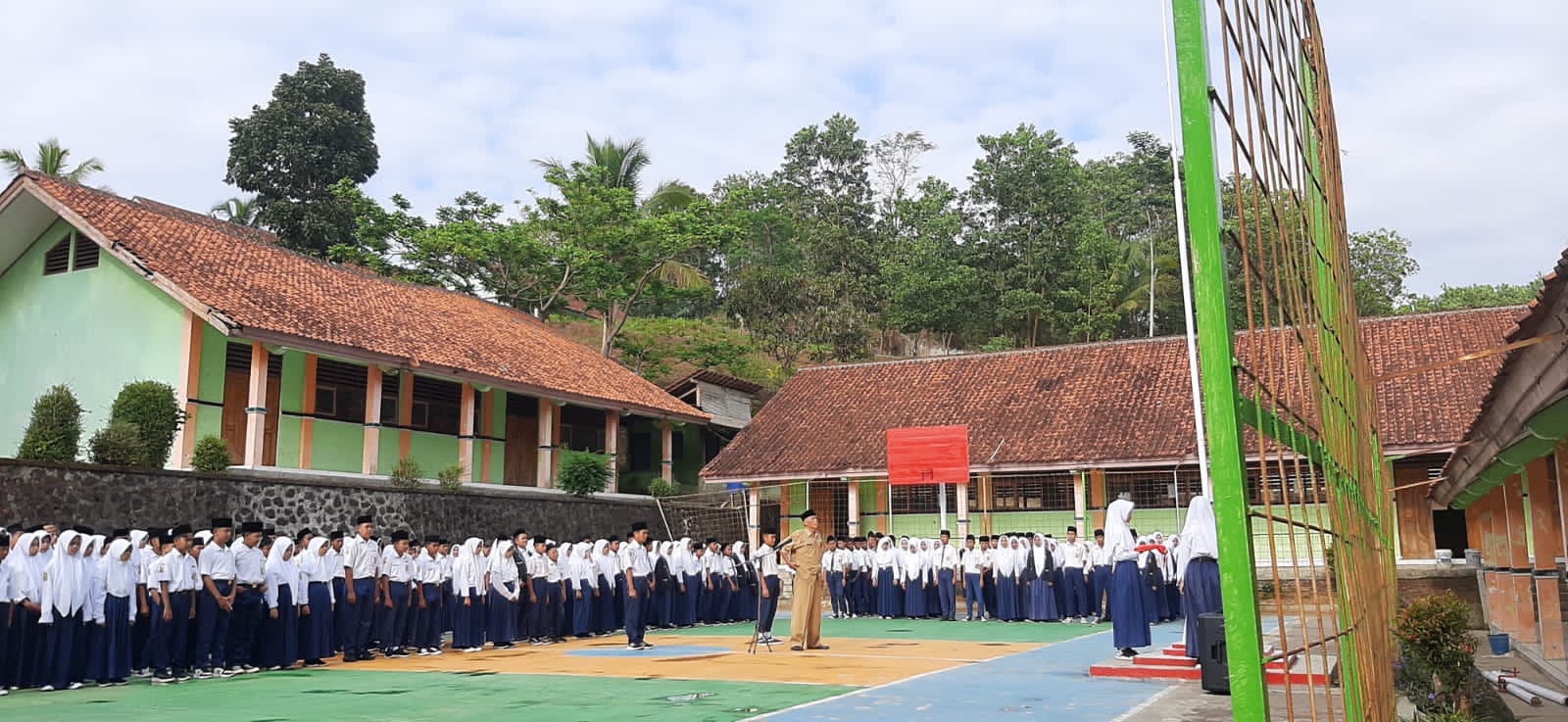Upacara Rutin Hari senin, Pembina upacara oleh BapakDrs. KanKan Gumilar.